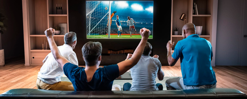 Homem assistindo futebol ao vivo em uma tela de TV com Lista IPTV Premiere